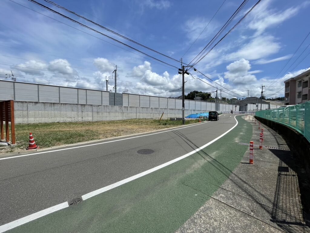 (前面道路を含む現地写真)